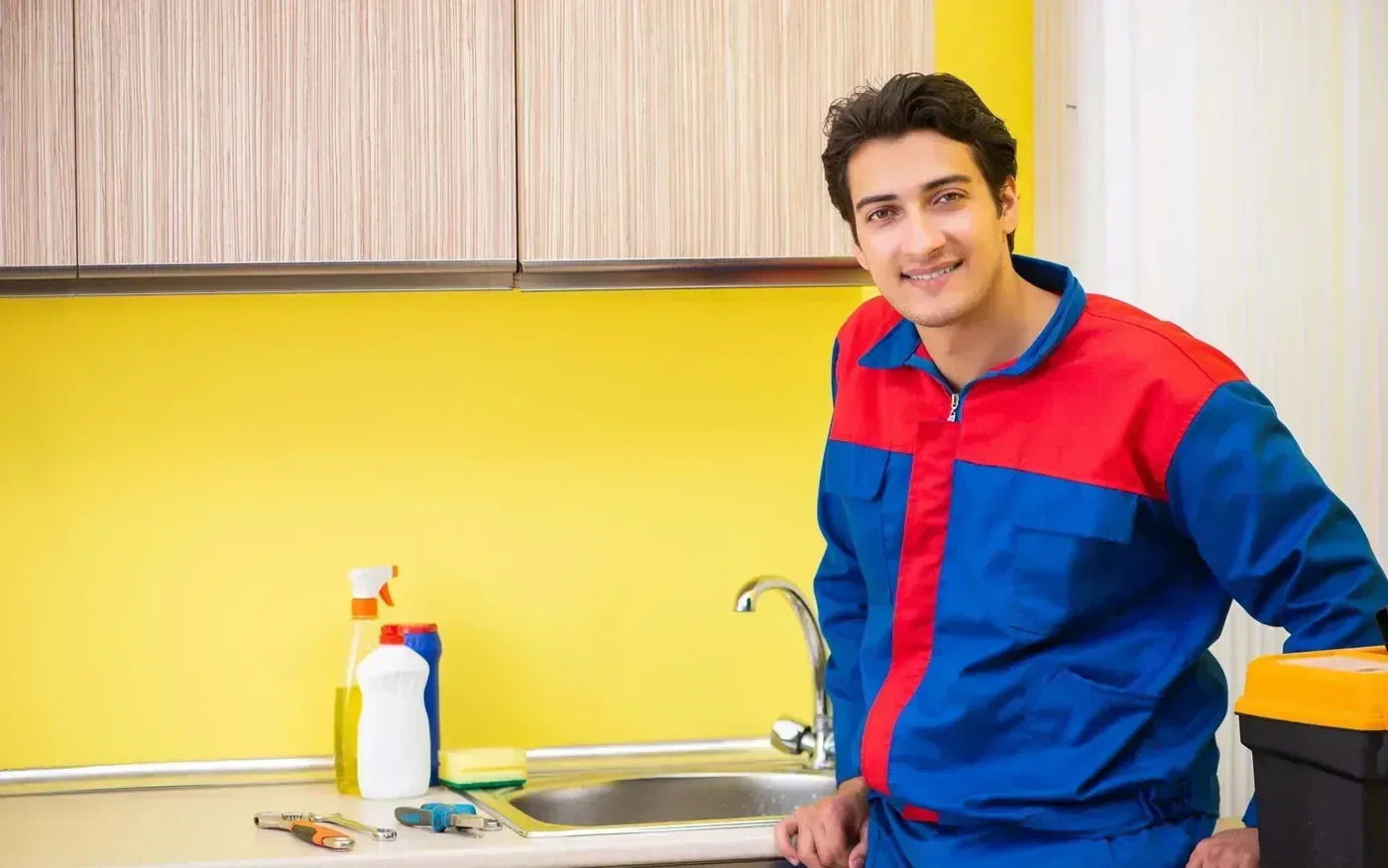 Pose d'un chauffe-eau électrique neuf par un chauffagiste à Domont